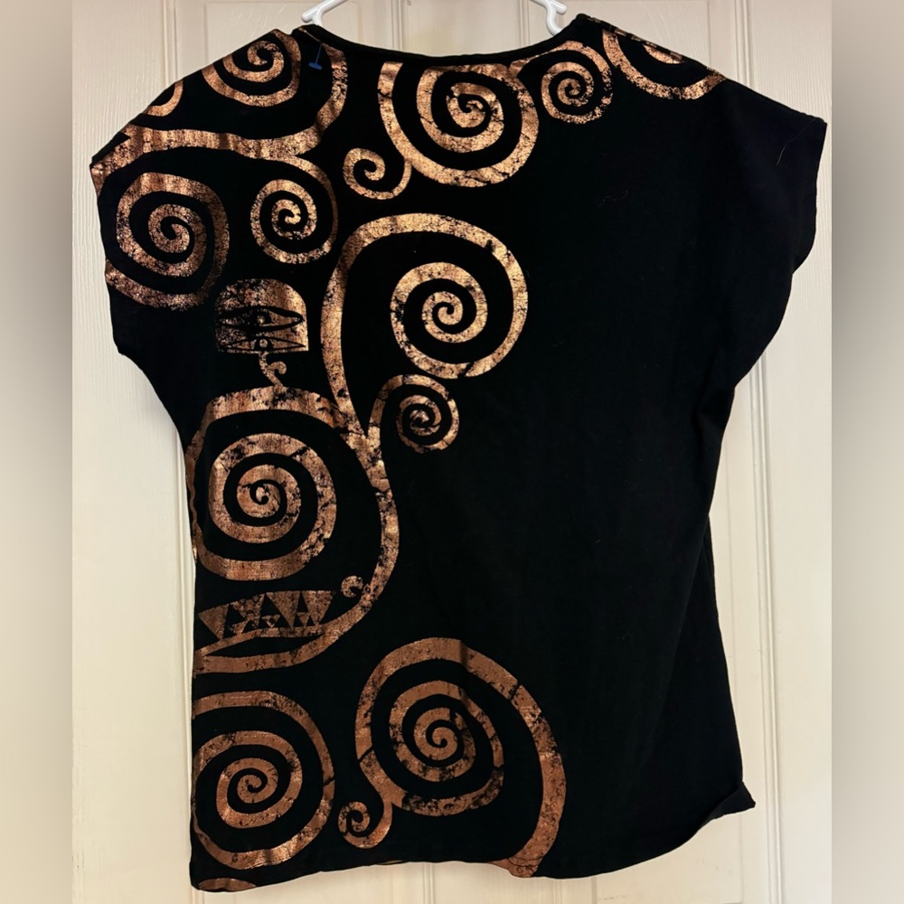 Women’s Large cap sleeve black t-shirt with a copper abstract print. - Picture 4 of 4